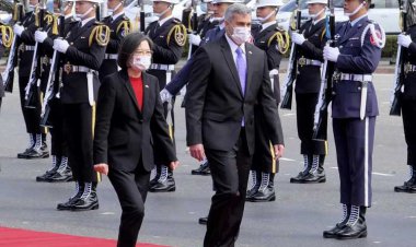 Armed gunmen shoot the Philippine governor and four of his bodyguards.