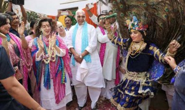 US Secretary of Commerce participates in Holi celebrations at Rajnath Singh's residence
