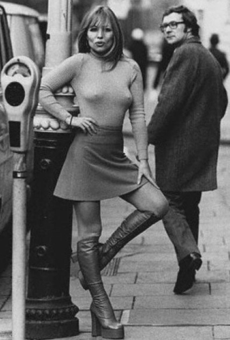 The Sexiest Fashion in the 20th Century: Stunning Vintage Photos of Street Girls in Miniskirts from the 1960s