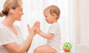 How to Help Your Child Communicate Before Speaking with Baby Sign Language?
